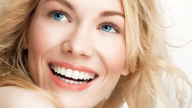Hàm răng trắng sáng giúp nụ cười tỏa sáng, khuôn mặt sẽ thêm phần rạng rỡ hơn