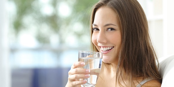 Uống nước đúng cách giúp bạn cảm thấy tràn đầy năng lượng hơn trong cả ngày dài