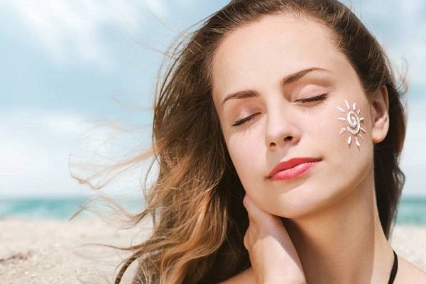Kem chống nắng là một sản phẩm chăm sóc da được thiết kế để bảo vệ da khỏi tác động của tia UV từ ánh nắng mặt trời