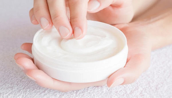 Dùng kem dưỡng ẩm đúng cách có thể giúp giảm thiểu các vấn đề da như khô da, nứt nẻ, chảy máu và viêm da