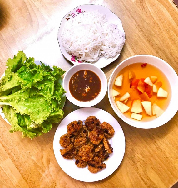 Bún chả nướng bà Trang nổi tiếng với cách chế biến và gia vị đặc trưng của miền Trung Việt Nam