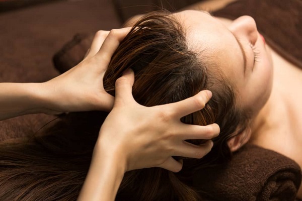 Massage da đầu hàng ngày hoặc đều đặn giúp thúc đẩy sự phát triển tóc và giảm tình trạng gãy rụng