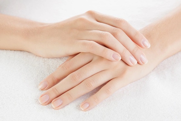 Việc chăm sóc da tay đúng cách trong mùa đông sẽ giúp bạn duy trì được làn da tay mềm mịn và khỏe mạnh, ngăn ngừa tình trạng da khô và nứt nẻ