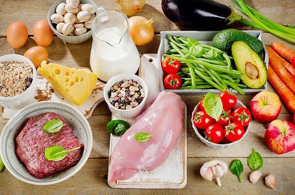 Chế độ ăn lành mạnh nên ưu tiên nguồn protein chất lượng cao như thịt gà, cá, hạt giống, đậu, và sản phẩm sữa không béo