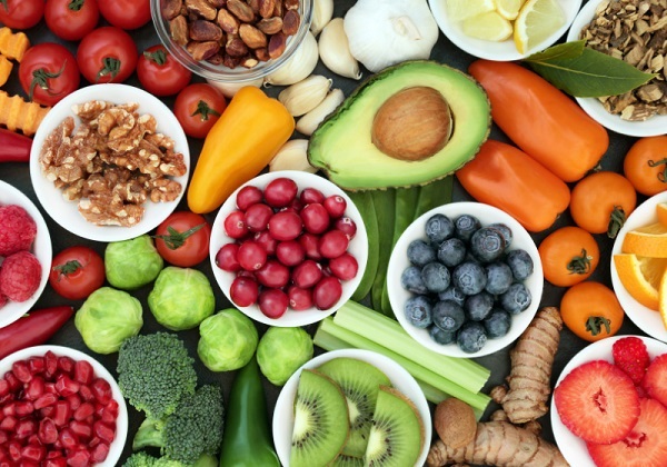 Chế độ ăn lành mạnh nên bao gồm nhiều loại thực phẩm cung cấp đủ các dưỡng chất cần thiết cho cơ thể