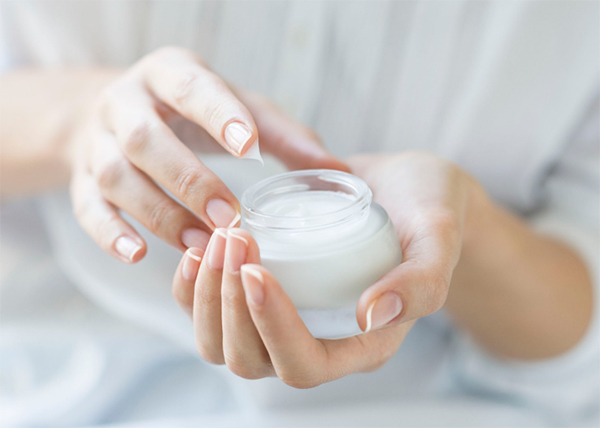 Sử dụng kem dưỡng da chuyên dụng cho da tay hàng ngày có chứa các thành phần dưỡng ẩm như glycerin, acid hyaluronic, squalane hoặc dầu dừa
