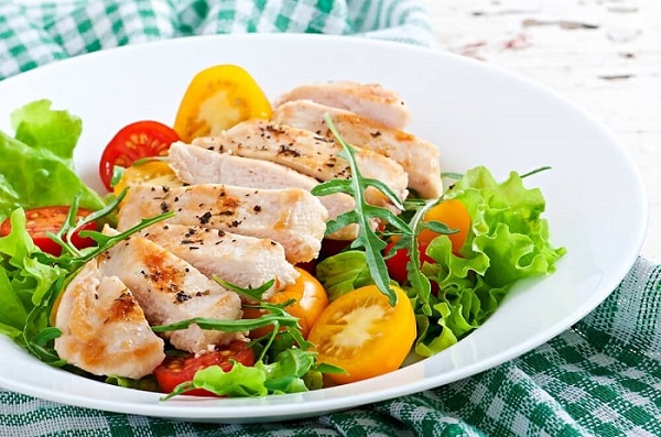 Thịt gà không da và cá là nguồn cung cấp protein thấp calo và chất béo omega-3 tốt cho việc giảm cân