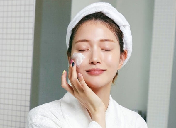 Việc sử dụng kem dưỡng ẩm đóng vai trò rất quan trọng trong việc duy trì, cải thiện sức khỏe và vẻ đẹp của làn da