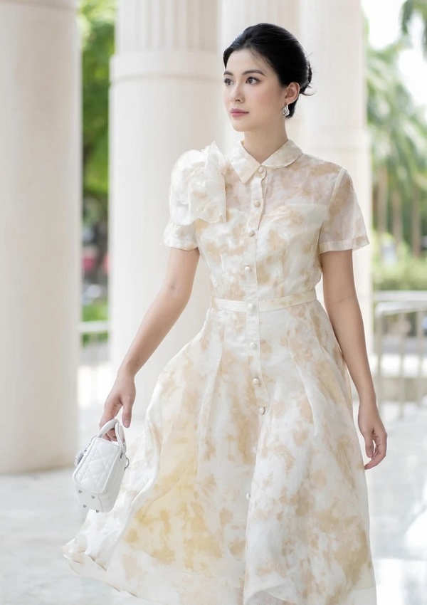Thời trang váy áo họa tiết mùa hè thường mang đến sự tươi mới, sôi động và năng động cho mọi cô gái 